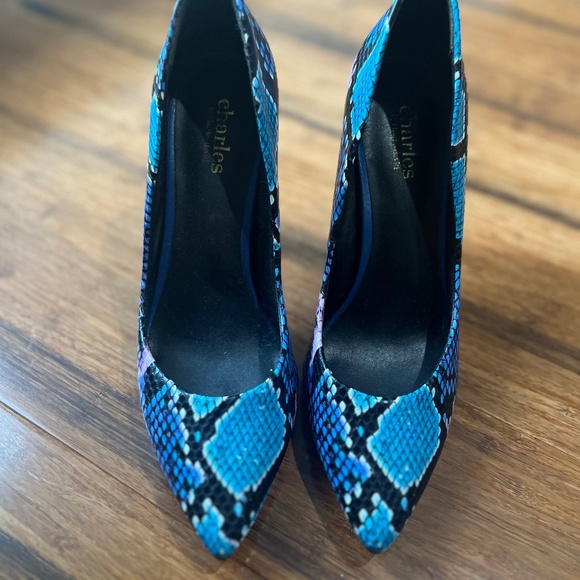 Charles and David Blue Snake Print Pointed Heels - Picture 1 of 4